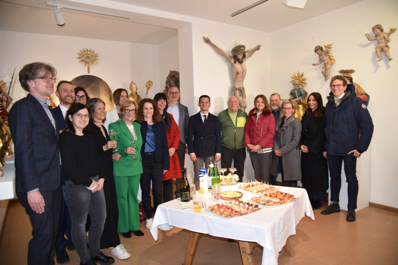 24. März 2025: Vorstellung des Geoportals im Museum Gherdëina mit den Bürgermeistern von St. Ulrich und St. Christina, dem Projektteam sowie den Partnern aus der Kultur- und Tourismusbranche.(Foto Museum Gherdëina) 24. März 2025: Vorstellung des Geoportals im Museum Gherdëina mit den Bürgermeistern von St. Ulrich und St. Christina, dem Projektteam sowie den Partnern aus der Kultur- und Tourismusbranche.(Foto Museum Gherdëina)