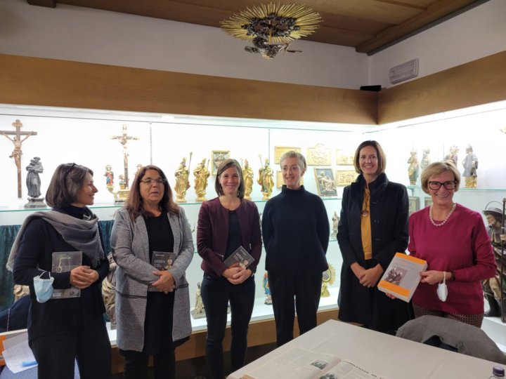 Gruppenfoto mit den Veranstalterinnen und Referentinnen der Buchvorstellung im Museum Gherdëina (von links nach rechts): Ingrid Runggaldier, Siglinde Clementi, Marion Ladurner y Patrizia Pfeifer, Christa Kasslatter y Paulina Moroder