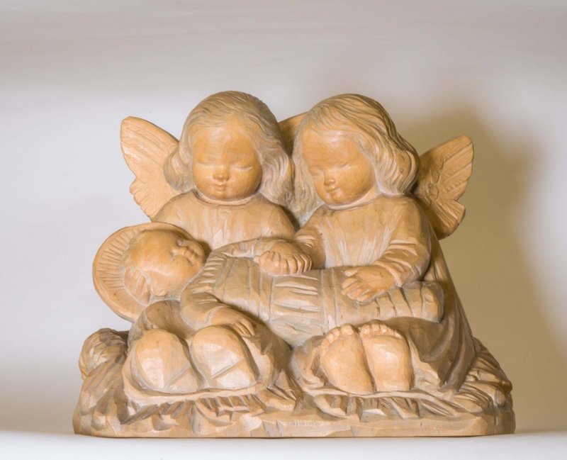 Luis Piazza da Cudan (1908-1977), 1956 - Zwei Englein mit dem Jesukind (cm 18x20x12); © Foto Wolfgang Moroder Luis Piazza da Cudan (1908-1977), 1956 - Zwei Englein mit dem Jesukind (cm 18x20x12); © Foto Wolfgang Moroder