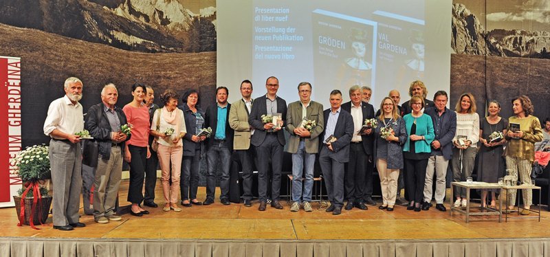 Vertreter des Museum Gherdëina mit anwesenden Autorinnen und Autoren, Verlagsleiter sowie Autoritäten und Förderer des Buchprojektes anläßlich der Vorstellung im Kulturhaus von St. Ulrich am 26. Mai 2018