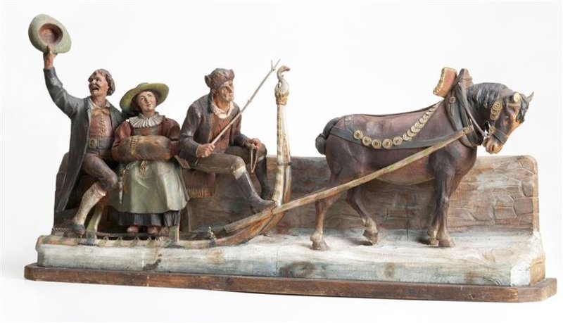 Die Skulpturengruppe aus der Werkstatt des Josef Moroder Lusenberg gibt eine festliche Schlittenfahrt mit Tracht wieder, die traditionell am Dreikönigstag im Langental stattfand. (Sammlung, Foto: Museum Gherdëina) Die Skulpturengruppe aus der Werkstatt des Josef Moroder Lusenberg gibt eine festliche Schlittenfahrt mit Tracht wieder, die traditionell am Dreikönigstag im Langental stattfand. (Sammlung, Foto: Museum Gherdëina)