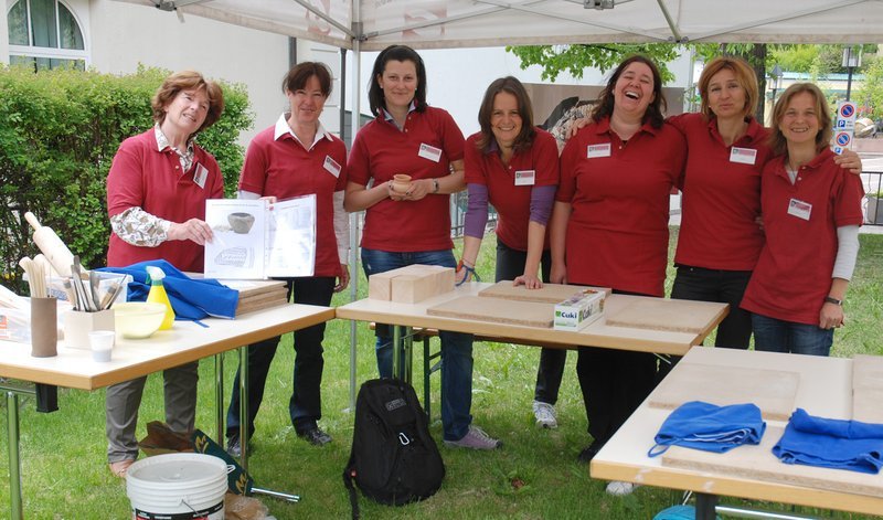 Die ehrenamtlichen Mitarbeiterinnen des Museum Gröden mit der Museumspädagogin Thea Unteregger am Internationalen Museumstag 2012 (von links nach rechts): Margareth, Monika, Marie-Theres, Ivana, Thea, Roswitha und Elisabeth.