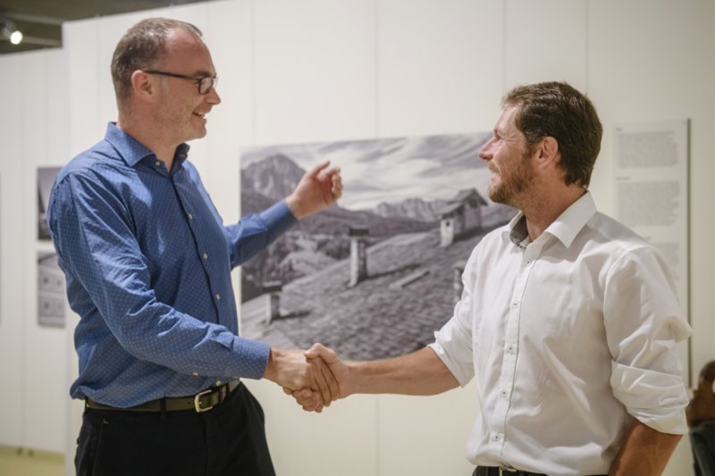 BM Tobia Moroder und Regionalassessor Manfred Vallazza beim Besuch der Ausstellung "Mejes"