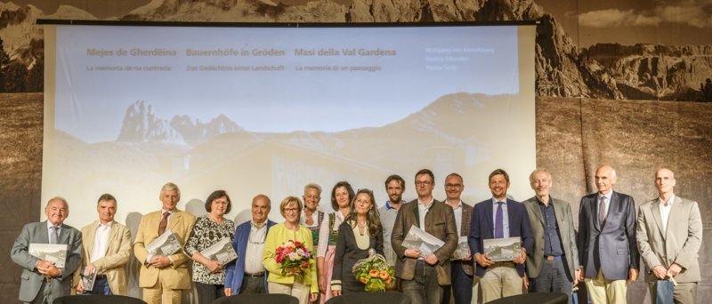 Gruppenbild mit Förderern und Sponsoren des Projektes