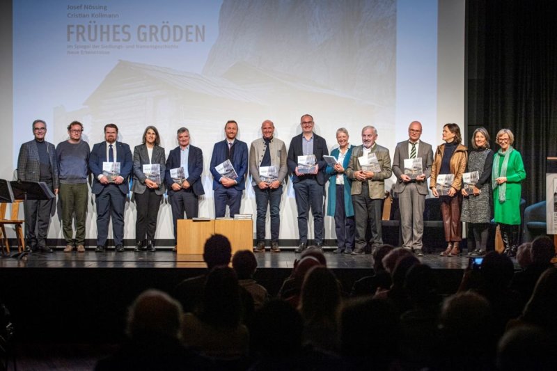 Von links: Theodor Rifesser, Matthias Höglinger, Tobias Nocker, Karin Mahlknecht Sanoner, Ivo Senoner, Mathias Stuflesser, Adolf Hofer, Tobias Moroder, Irmtraud Heitmeier, Josef Nössing, Cristian Kollmann, Flavia Pancheri Friesenecker, Ingrid Runggaldier Moroder, Paulina Moroder. Von links: Theodor Rifesser, Matthias Höglinger, Tobias Nocker, Karin Mahlknecht Sanoner, Ivo Senoner, Mathias Stuflesser, Adolf Hofer, Tobias Moroder, Irmtraud Heitmeier, Josef Nössing, Cristian Kollmann, Flavia Pancheri Friesenecker, Ingrid Runggaldier Moroder, Paulina Moroder.