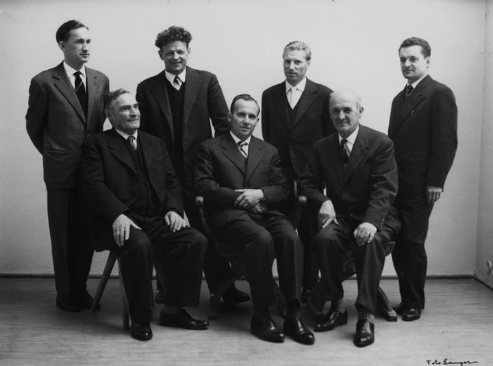 Il consiglio di fondazione del Museum de Gherdëina, 1960. Da destra, seduti: Hermann Moroder - Jumbierch, Robert Moroder, Heinrich Moroder - Doss; in piedi: Alex Moroder - Rusina, Luis Piazza - Cudan, prof. Raimund Mureda e Vigilio Prugger.