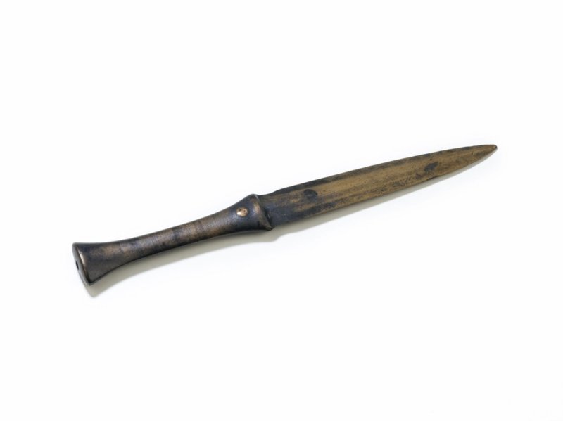 Pugnale in bronzo, ca. 1300 a.C. (© Foto: Museum Gherdëina) Pugnale in bronzo, ca. 1300 a.C. (© Foto: Museum Gherdëina)