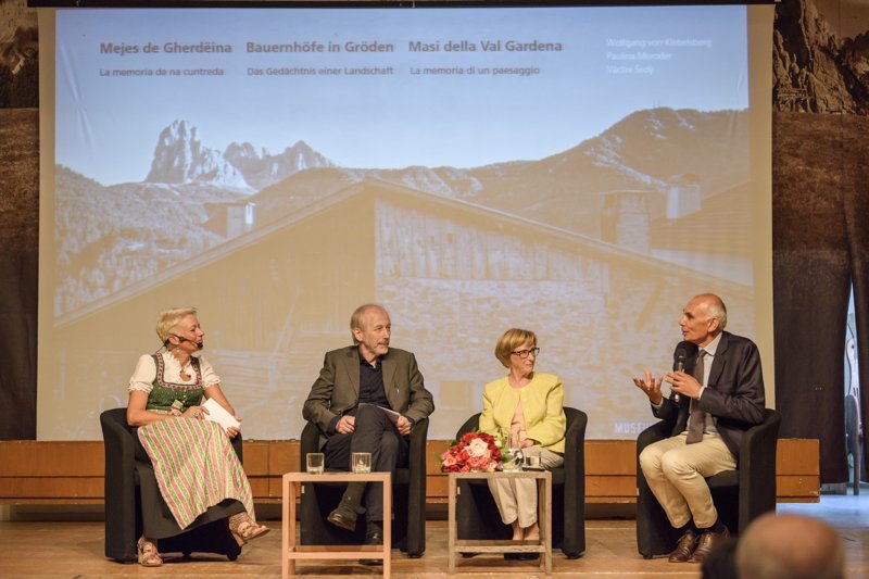 Dialogo con gli autori Wolfgang von Klebeslberg, Paulina Moroder e Vaclav Sedy; moderazione Ilke Senoner Dialogo con gli autori Wolfgang von Klebeslberg, Paulina Moroder e Vaclav Sedy; moderazione Ilke Senoner