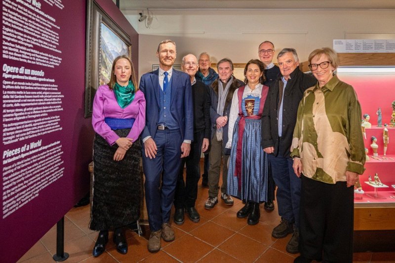 29 gennaio 2026: Inaugurazione della mostra „Opere di un mondo“ con il direttore di dipartimento della Cultura e Formazione Ladina Mathias Stuflesser, il sindaco Tobia Moroder, la curatrice Jamila Moroder (a sinistra) e rappresentanti del Museum Gherdëina nonché prestatrici e prestatori delle opere.